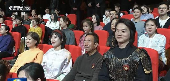 之前写《我的母亲》火遍全网的安三山大爷，最近有好消息啦！1月17日央视春晚首次彩