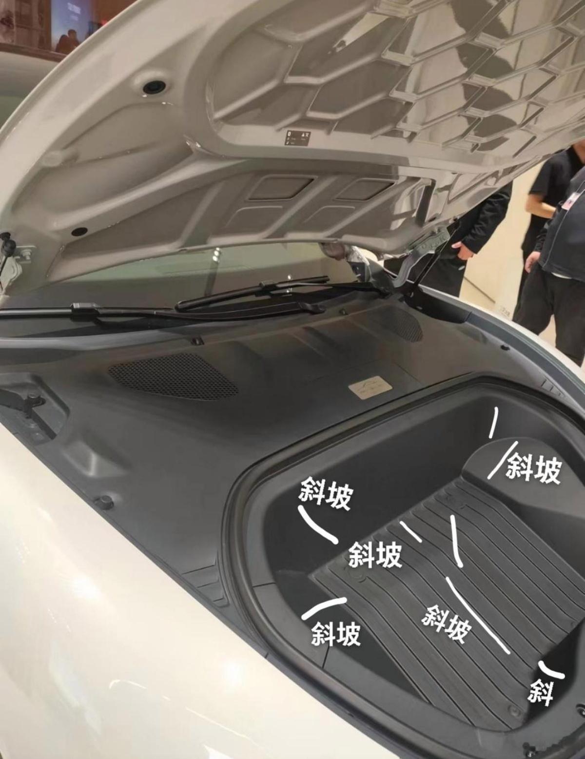 你们的汽车前备箱一般会放写什么东西，我一般丢纸巾进去 ​​​