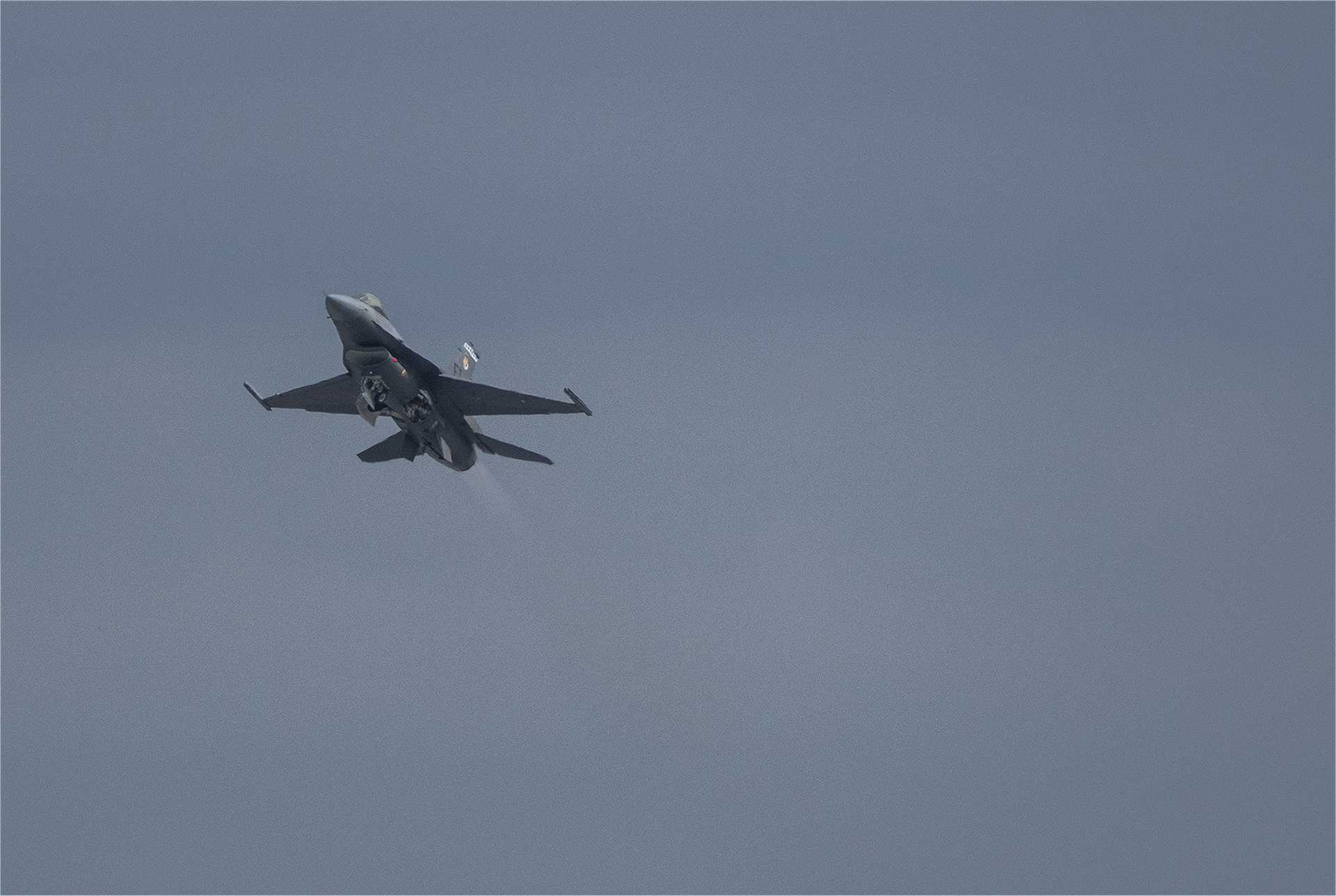 美国空军AI成功驾驶F-16战斗机实施历史性自主空战测试2026年7月18日，《