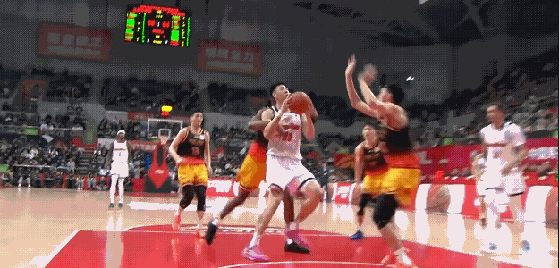 亨特对王少杰这个违体犯规，双方处理的很好，都很冷静，没有发生冲突，而且篮筐下也有