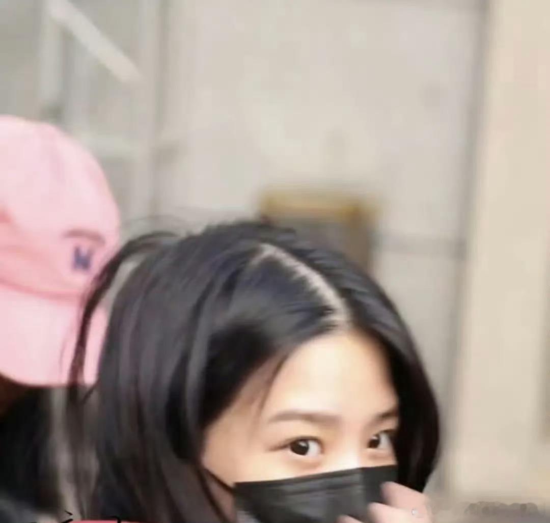 卢昱晓的发际线也被吐槽哈哈当明星真难 