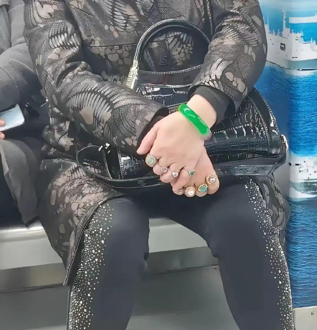 这么有钱怎么还坐地铁呢？手上带着祖母绿镯子，各种宝石戒指，不怕遇到打劫的吗？十个