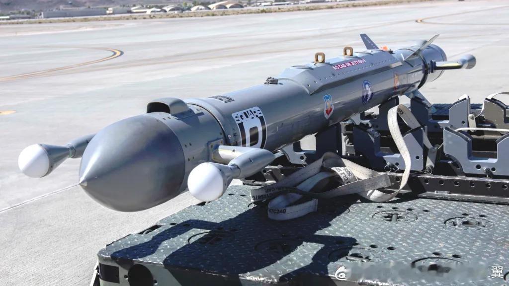 美军前往中东部署的F-16CJ在机腹挂载了“愤怒小猫”电子战吊舱。伊朗 烽火问鼎