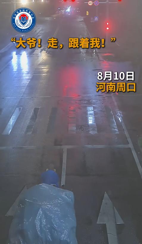 “火到央视了！”河南周口，七旬大爷开拖拉机8小时进城卖4000斤西瓜，雨夜困在路