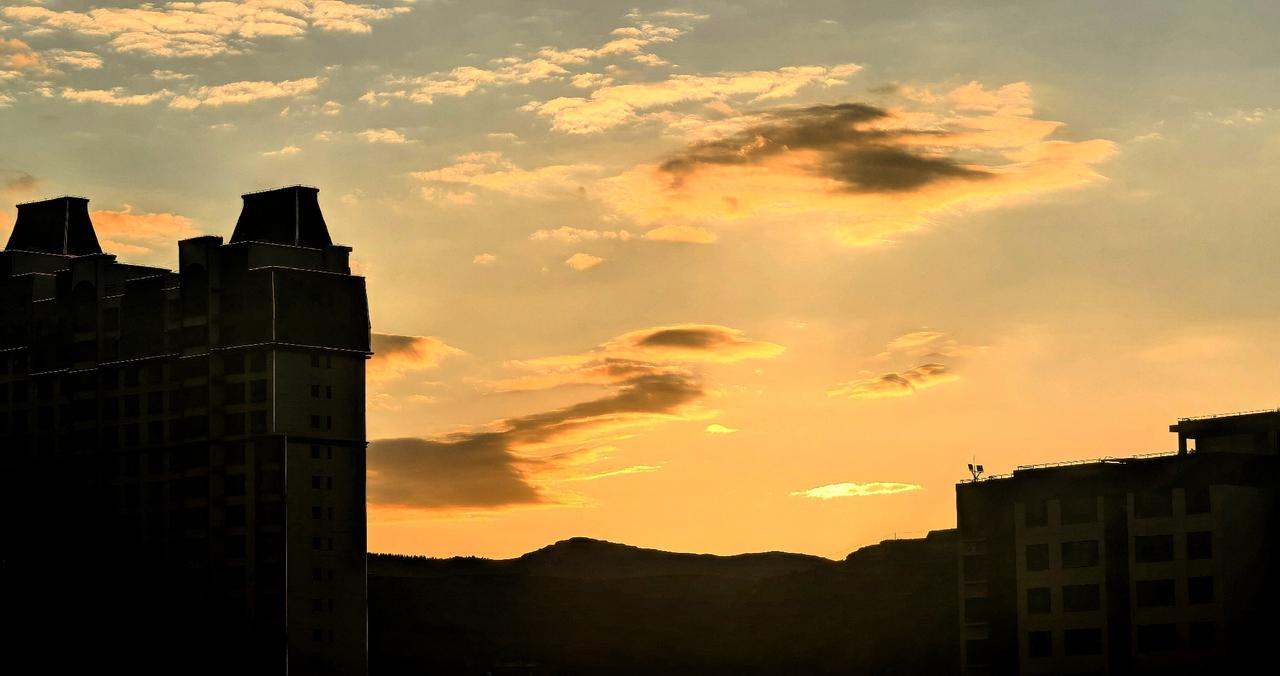 夕阳映高楼，云霞染长空。
