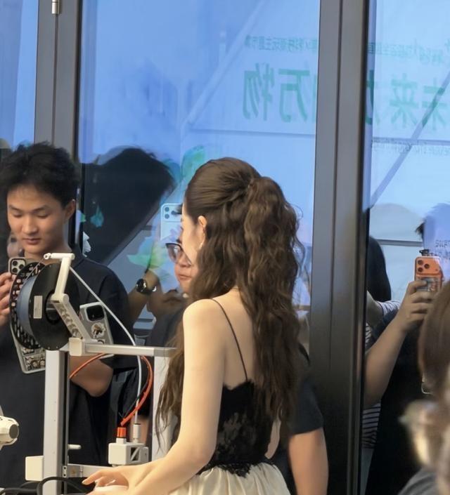线下活动生图流出，41岁戚薇状态直接刷屏出圈，褪去往日清瘦单薄，身上恰到好处长了