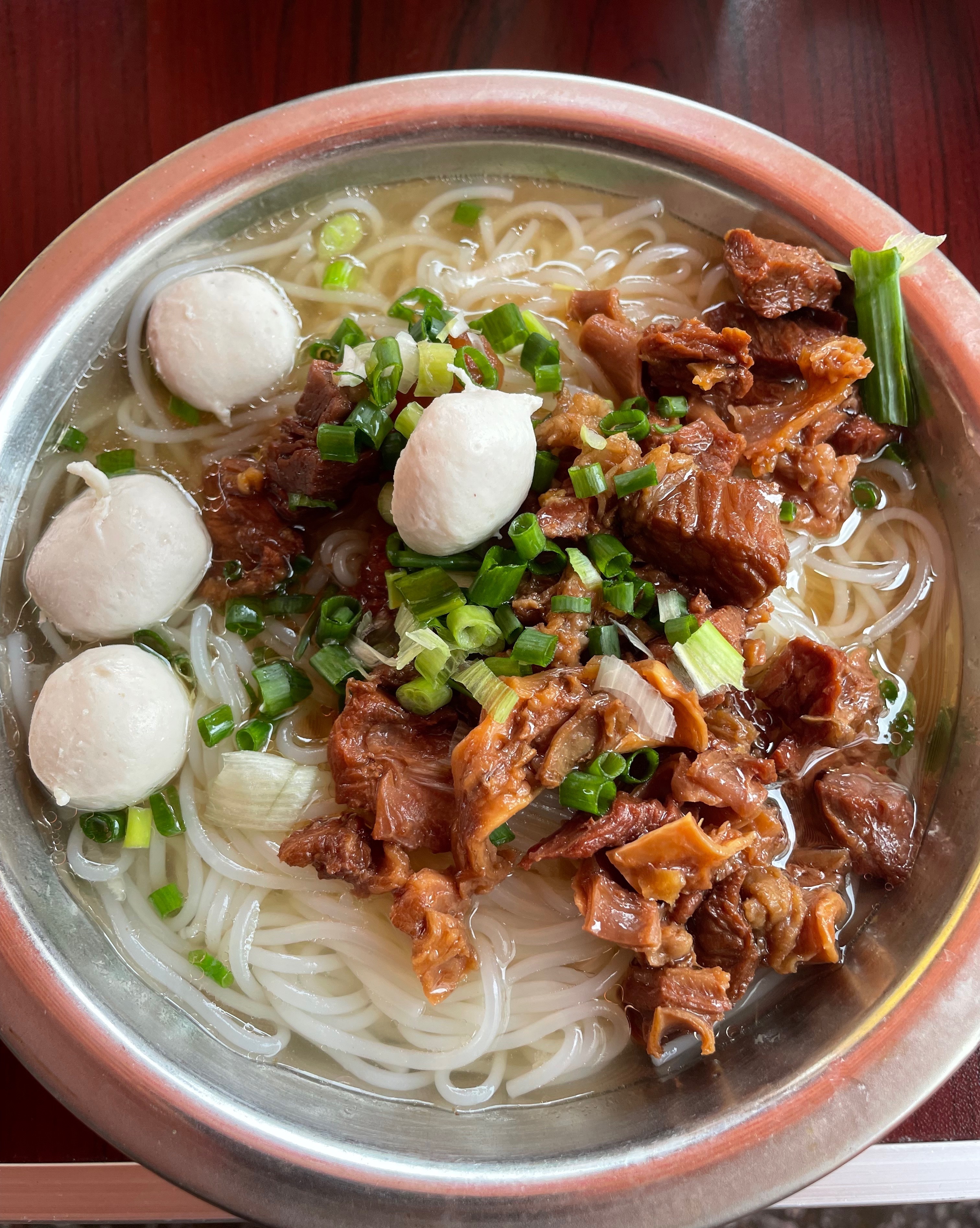 玉林隆盛牛腩粉玉林美食寻味玉林 玉林市北流隆盛镇牛腩粉，牛腩是非常的小块，10块