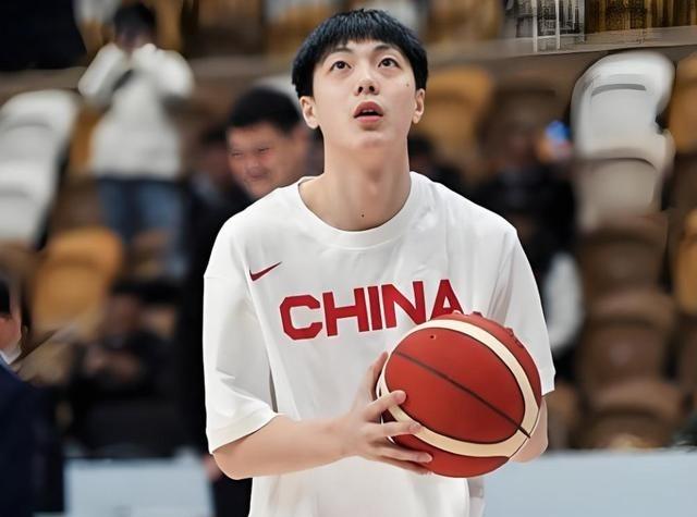 郭士强，为何会放弃胡明轩？分析主要有3个原因！
中国男篮在2026年2月25日晚