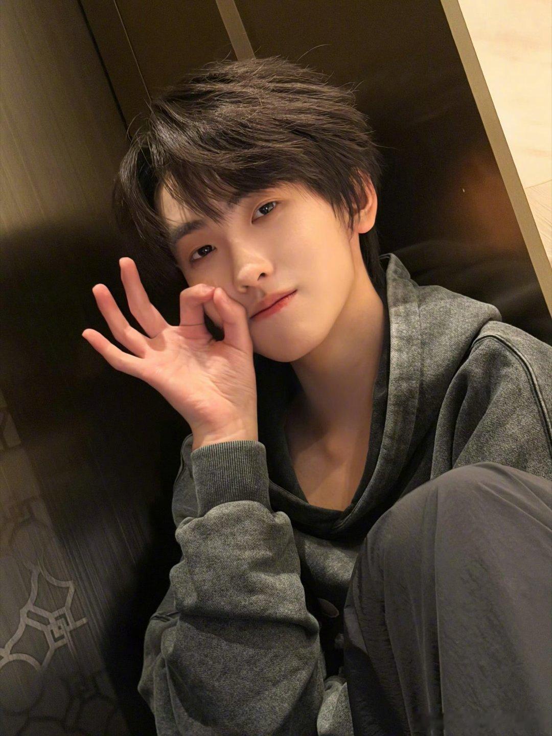 左奇函嘴角上扬自拍照好可爱的左奇函！太会拍照啦黑色卫衣少年感拉满！萌之