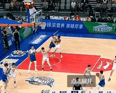挥拳击打崔永熙！季后赛第一大冲突！CBA可能又会紧急重罚。对这种恶意犯规处罚太轻