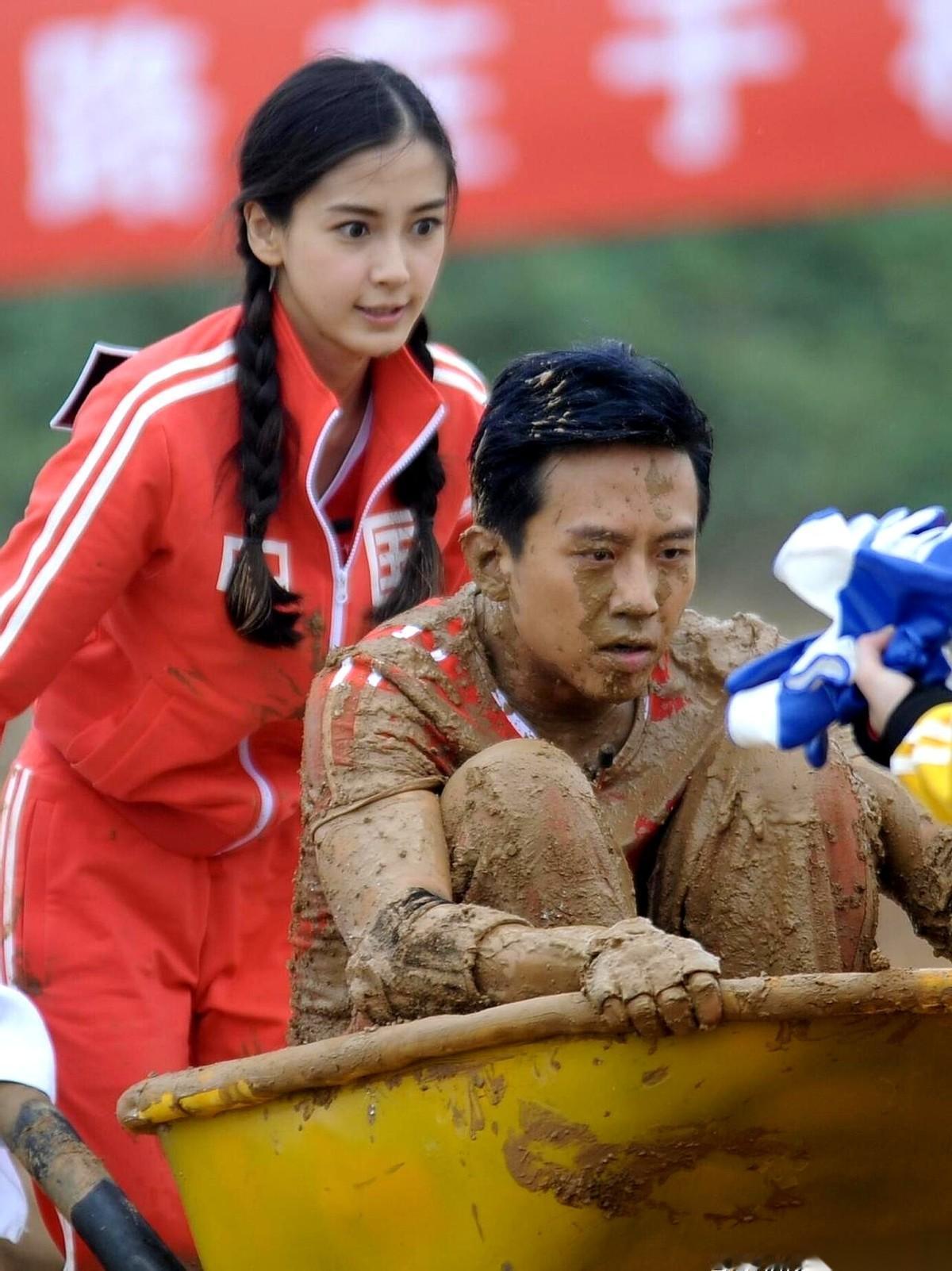 我天，刷到一张老照片，差点没认出来。
邓超那张憋着一股牛劲儿的脸，杨颖那个眼神，