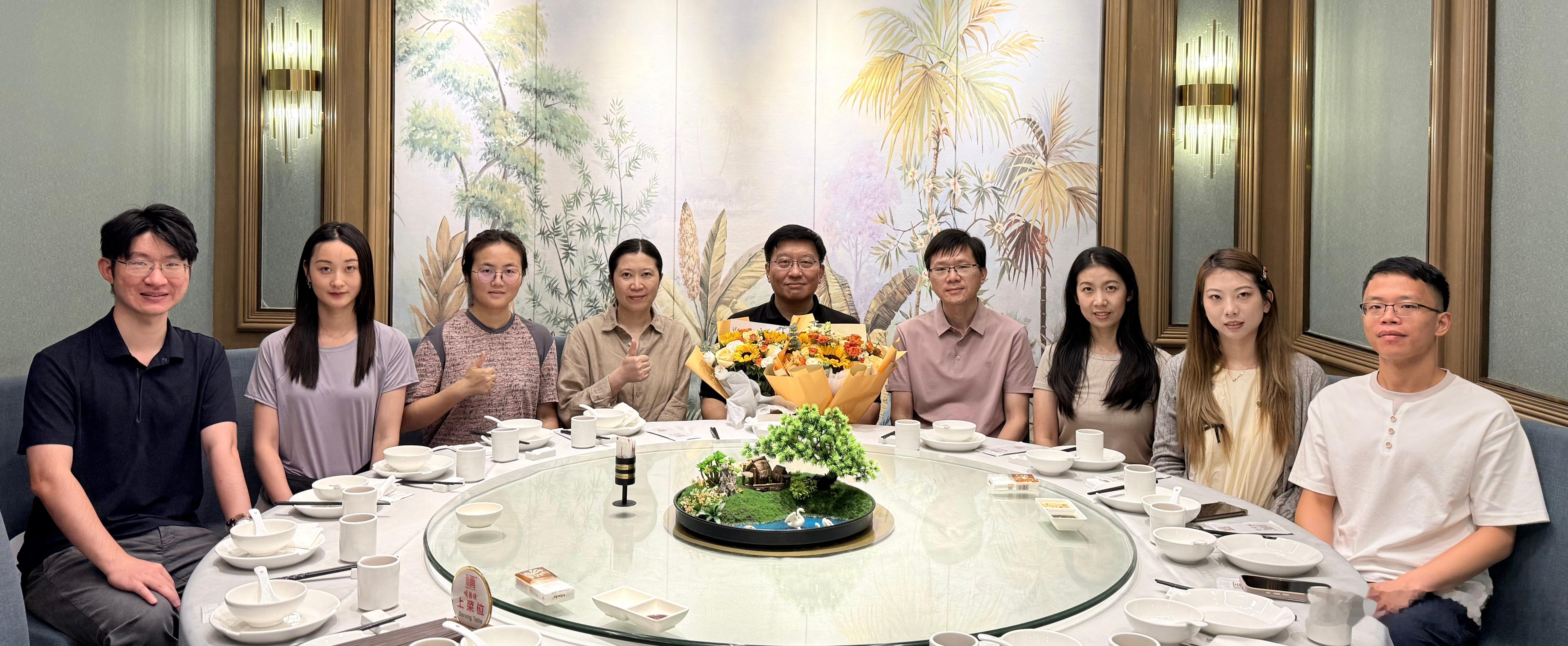 2026钟门研究生毕业季•师门小聚即将毕业的舒悦、刘畅、舒然、华容，收到熊强、岑
