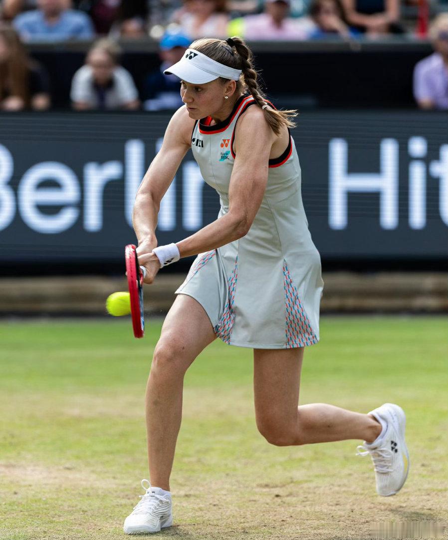 离了大谱！莱巴金娜遭菲律宾一姐淘汰WTA500柏林站第二轮，持外卡出战的伊埃拉以