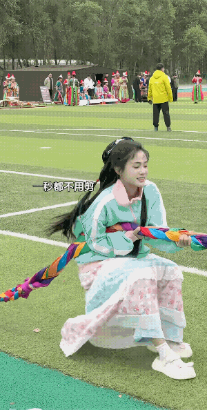 女子和男子拨河，娇滴滴的好似就要输了似的。此时此刻，“鲁家大丫头”弯腰上了手，颇