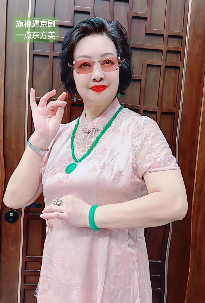 一袭粉色改良旗袍，轻轻抬手摆好姿态✨指尖轻点，伴着百听不厌的经典金曲温柔韵味，尽