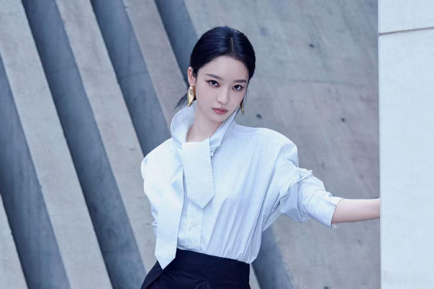 杨舒伊跟影后老板舒淇去了时尚圈影后老板舒淇带杨舒伊时尚圈上班跟随舒淇深耕时尚舞台