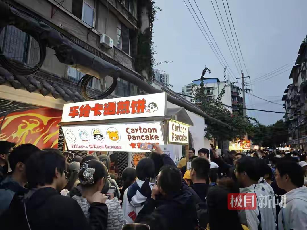 成都女子艺术卡通煎饼摊走红：顾客排队5小时，花65元买到一个煎饼舍不得吃
极目新