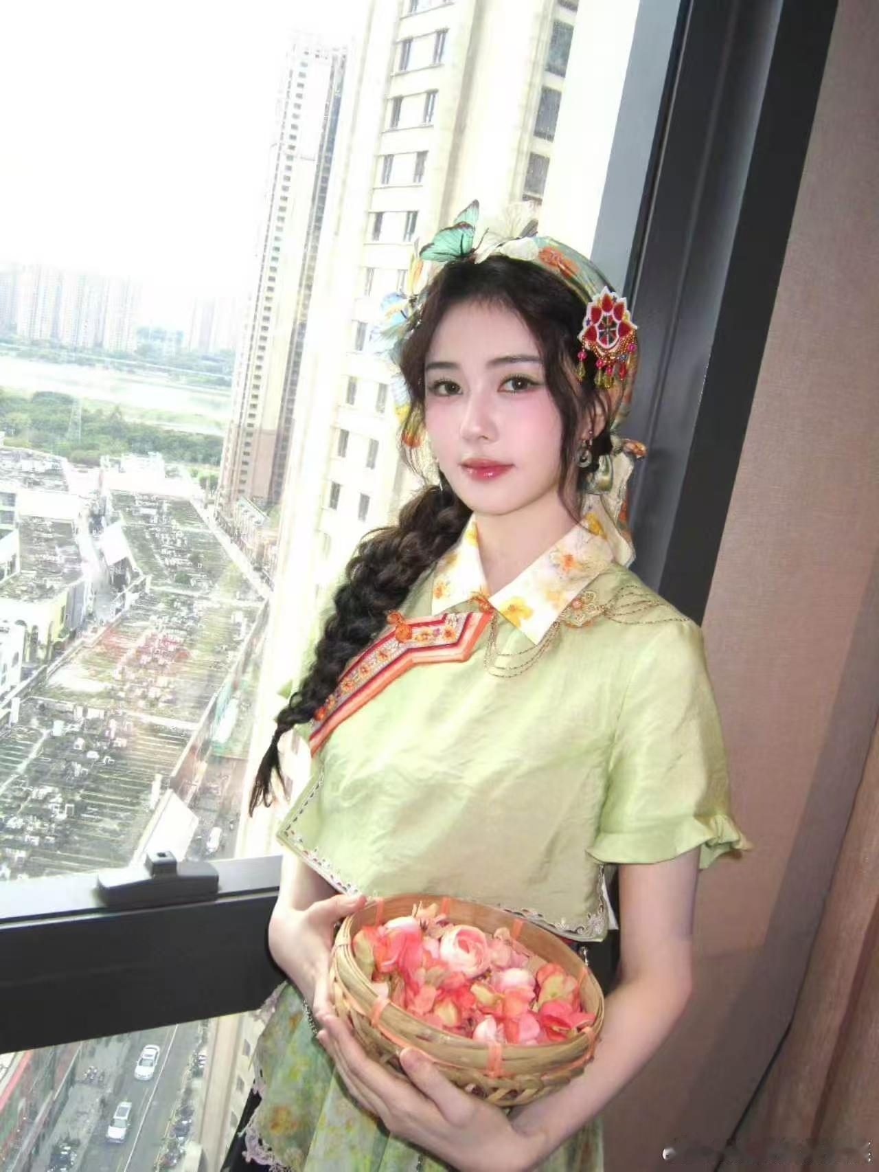 白鹿李昀锐520物料 五二零专属氛围感直接拉满，没有刻意炒作，简简单单的同框画面