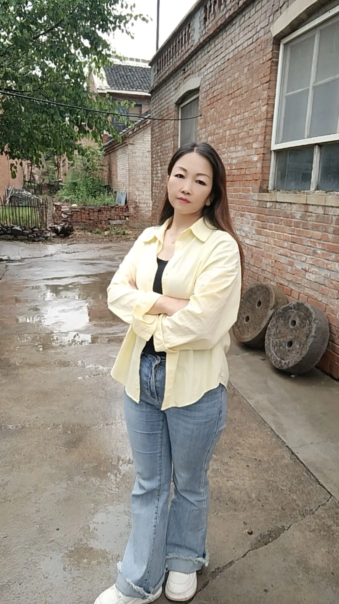 “时间总是把最好的人留到最后，毕竟喜欢就像一阵风，而爱是细水长流”