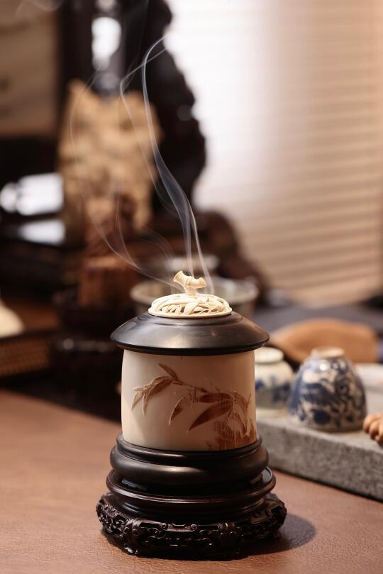 这茶桌上的熏炉就是艺术品啊