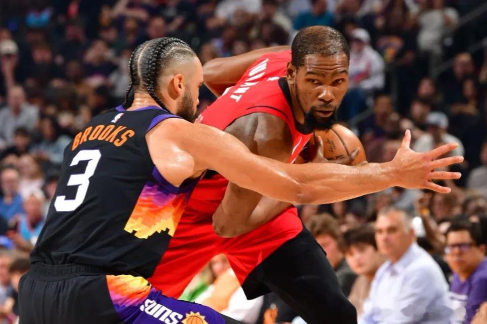 北京时间4月8日，NBA常规赛，火箭客场119-105击败太阳，横扫对手取得赛季