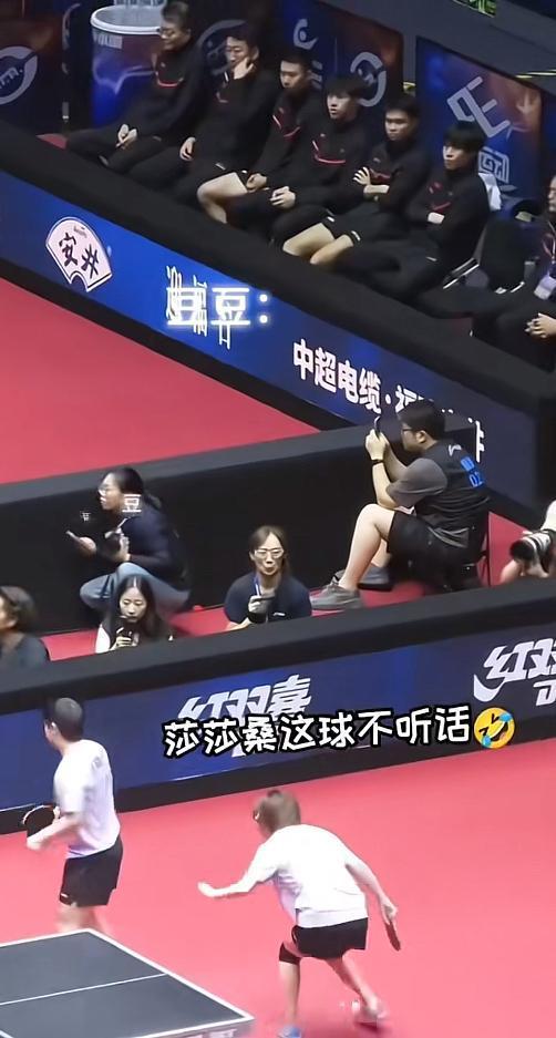这转头的速度真快还好整齐[偷笑][偷笑]
这个臭屁小孩啊，很让人喜欢，这个只有小