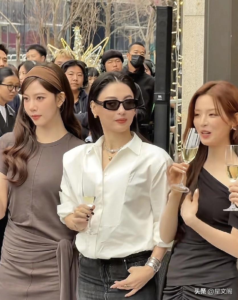 果然姜还是老的辣，
张柏芝戴着墨镜女大佬范儿十足，
直接秒了两位95 后
……