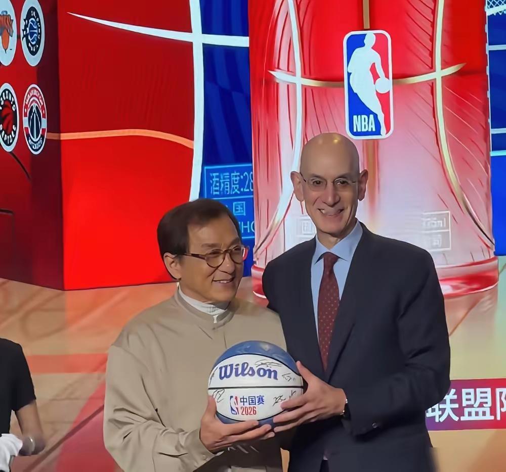 才发现名人都是惺惺相惜，NBA中国赛澳门现场众星云集，成龙更是重量级的人物，特别
