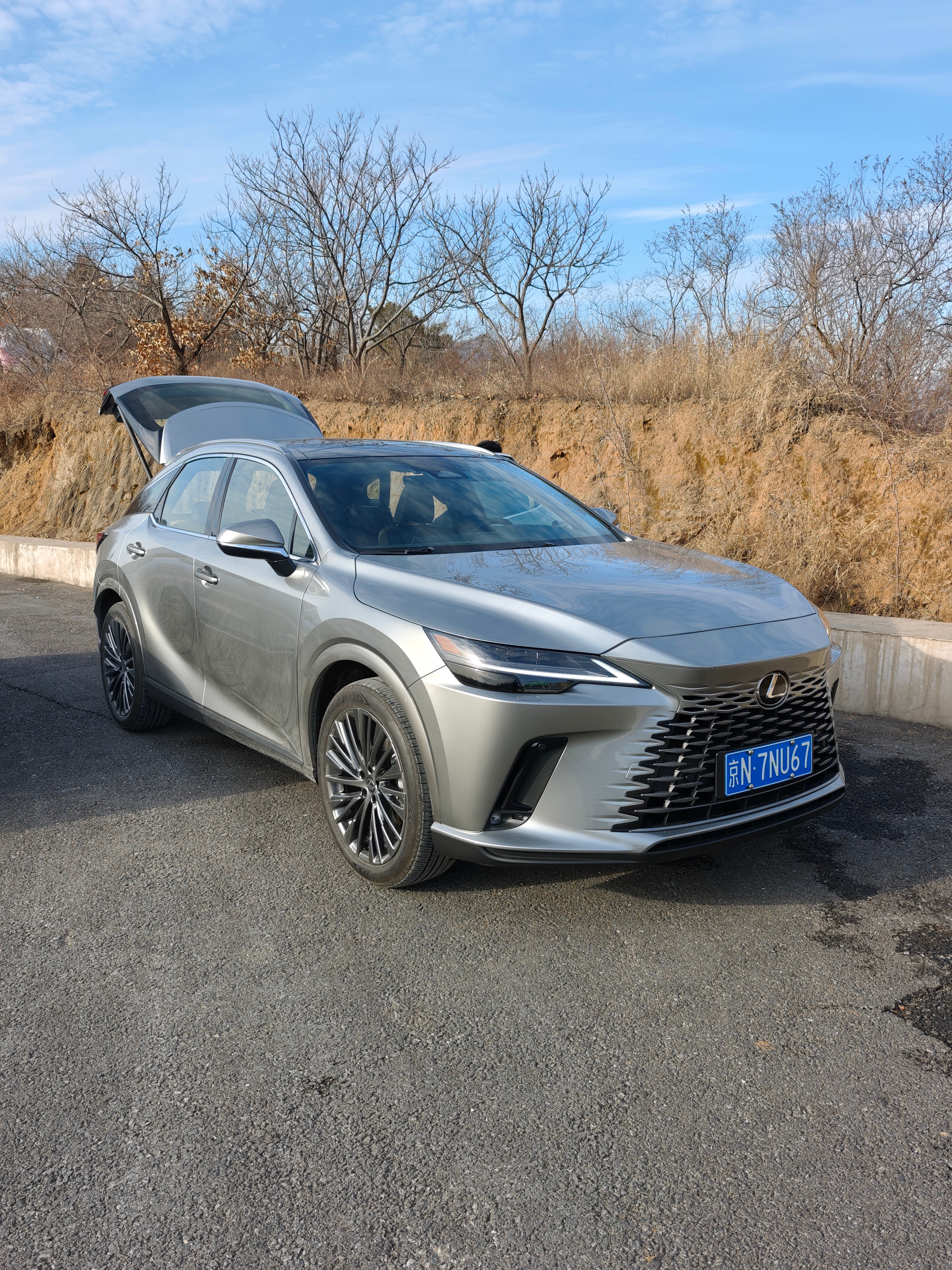 今天开雷克萨斯RX跑了段山路，这台车的操控还挺惊喜整体车身动态很平衡，车头还算比