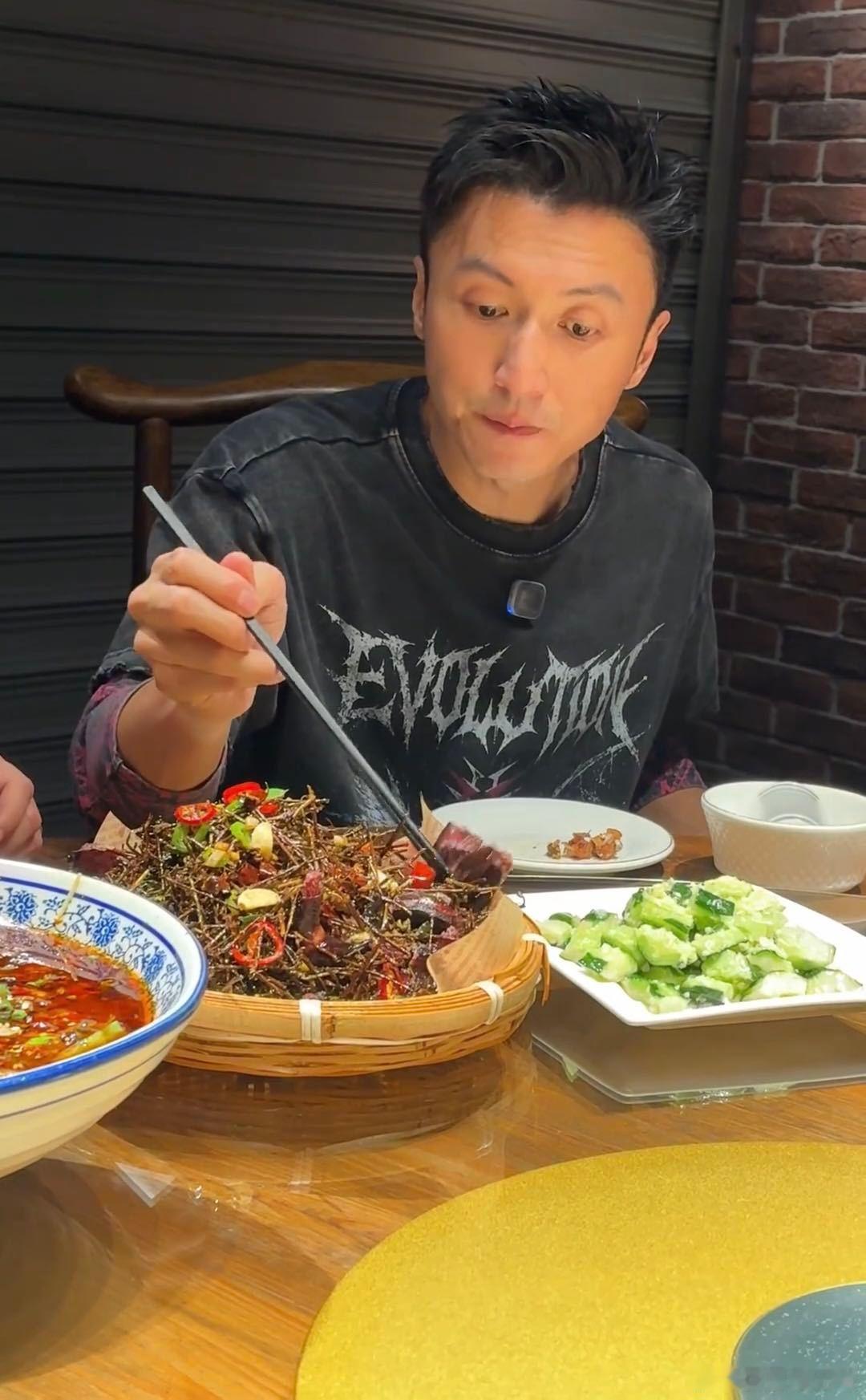 谢霆锋重庆当然要吃江湖菜美食家谢霆锋再出击！打卡重庆江湖菜，爆炒风味绝绝子，心中