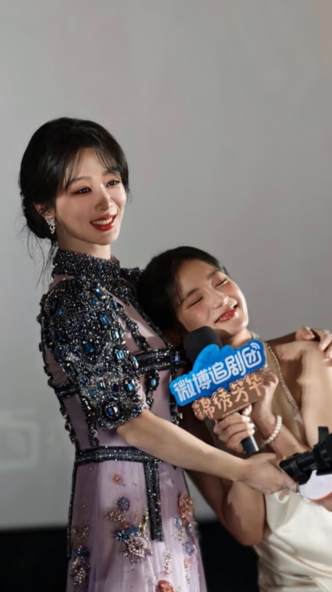 张雅钦说在追杨紫的生命树张雅钦在米兰突袭直播，大方说追杨紫《生命树》，还包场支持