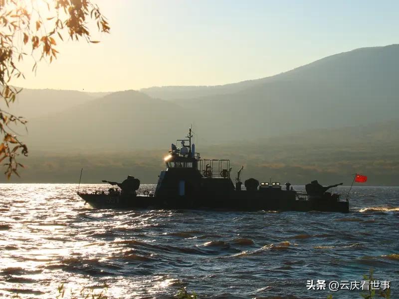 面对数千吨级外舰抵近挑衅，我军22型导弹艇毫不退缩，果断前出警戒、依法依规处置。