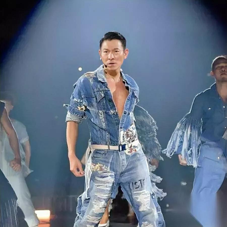 突然懂了——

为啥晚会都怕请刘德华。

不是他老了，是他太“能打”。

64岁