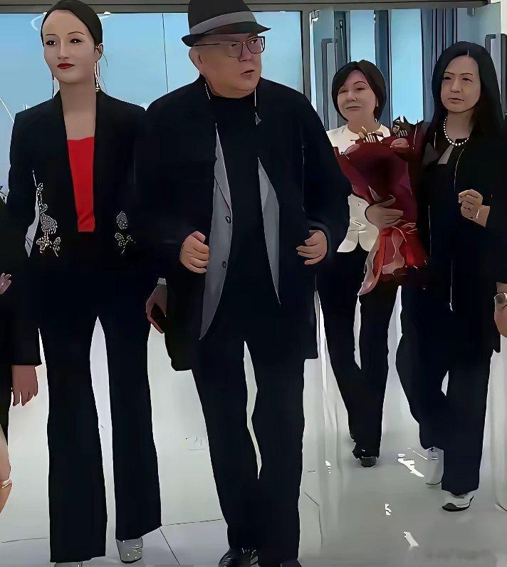 已经78岁的王刚，和第三任妻子郑艳东一同出席活动。王刚毕竟78岁了，他脚步迟缓，