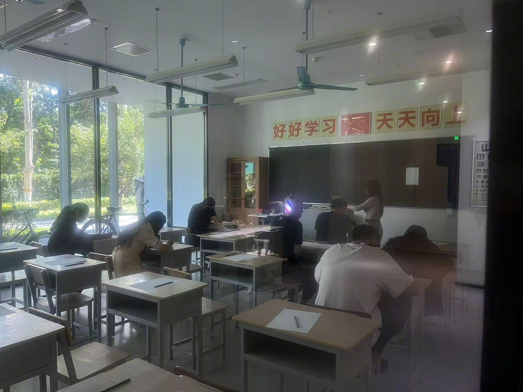 离谱！闭卷、不准交头接耳、纯靠硬想……我只是来参加个活动，为什么要让我重新体验一