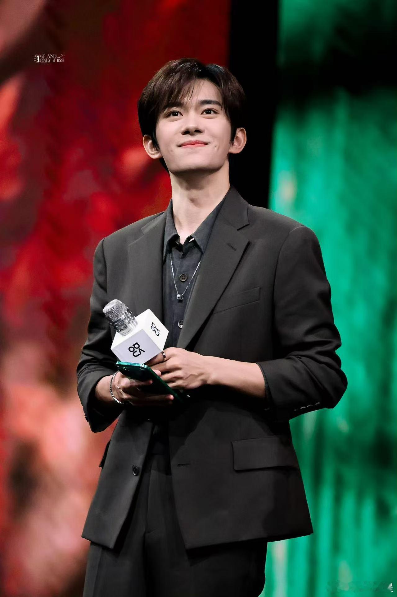 易烊千玺梨涡甜笑谁懂千玺这个笑谁懂千玺这个笑，好萌，