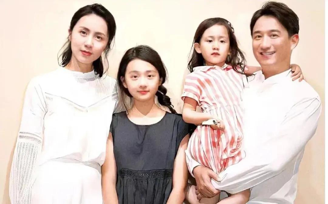是不是家里有两个以上女儿的，都是一个像父亲，一个像母亲？黄磊家和欧阳娜娜家就是这
