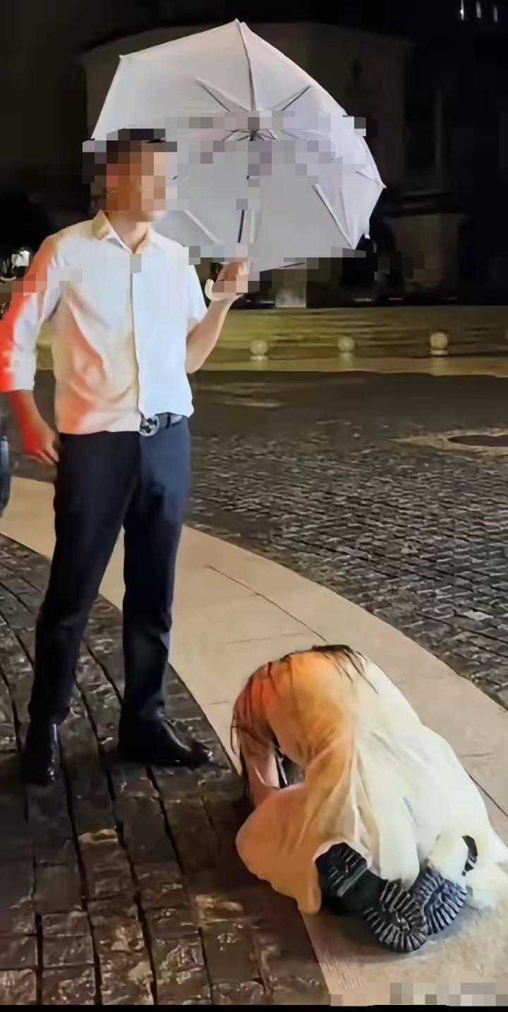 很不理解有些女的，既然爱出轨，那就光明正大跟外头的去过就得了


既然被抓，还跪