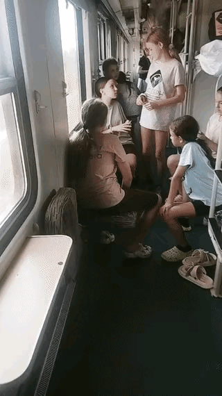俄罗斯的女孩确实很漂亮，这一点是毋庸置疑的，在全世界也是有目共睹的，看这些坐在绿