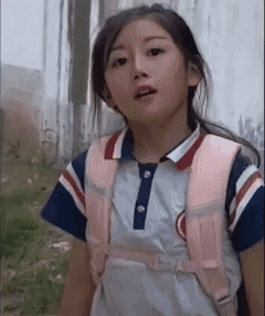 背着书包的小女孩，仿佛在述说着童年的故事[黑脸]
