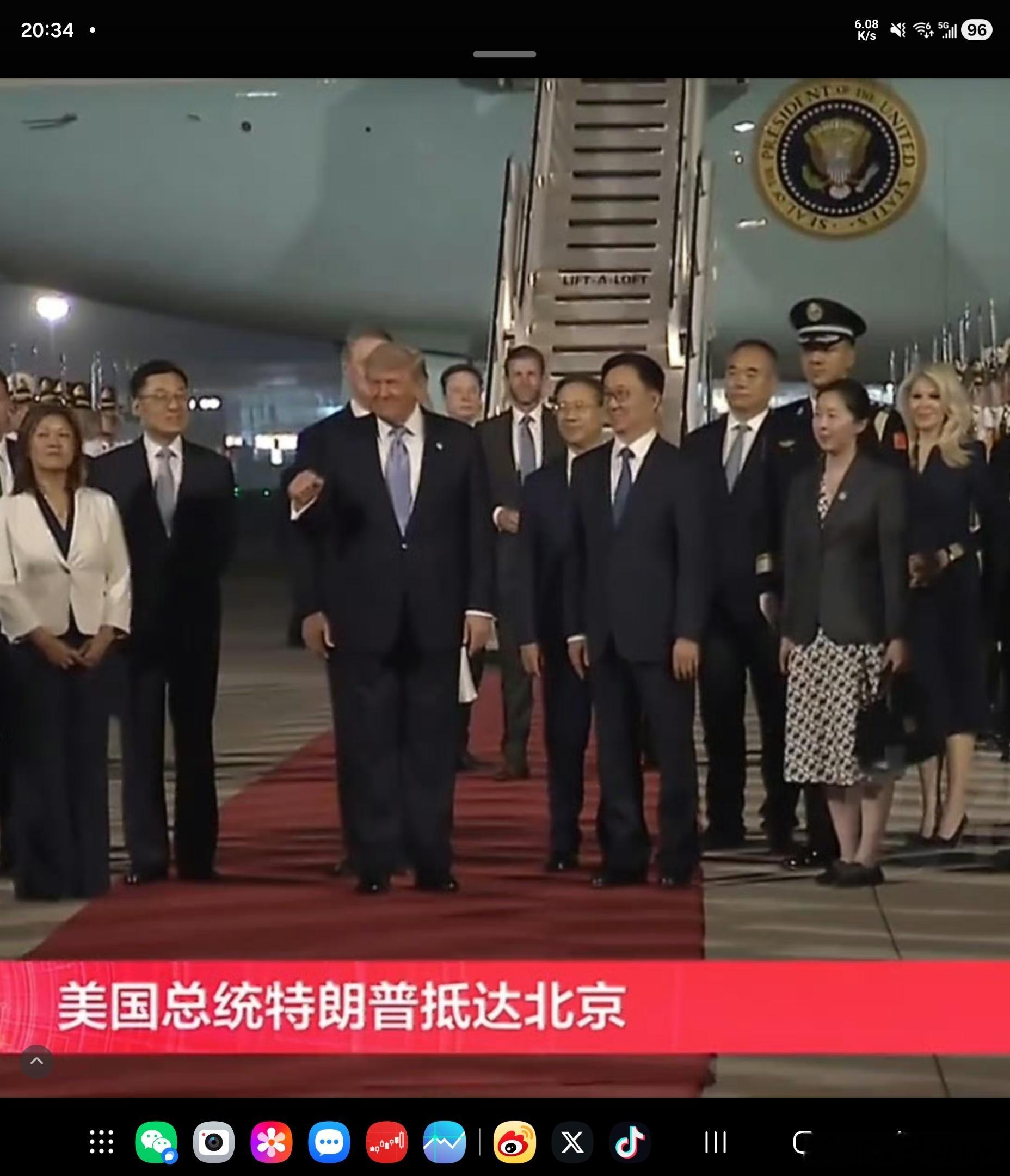 韩总现场接的机，这个排面给得足足的。感觉川普现场都想即兴来一段taco舞蹈了特朗