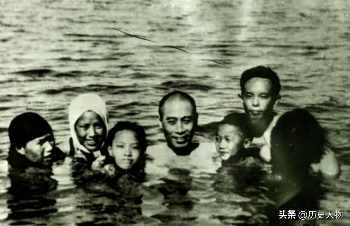这张1938年夏武汉东湖旧照以周恩来为中心，身旁站着于立群、阳翰笙等人，众人在紧
