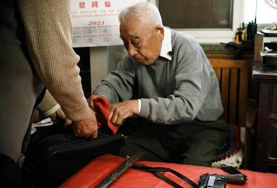 1996年，滕西远私藏两支枪，民警让他上交，可他却一脸淡定：“这两支枪，一支是开