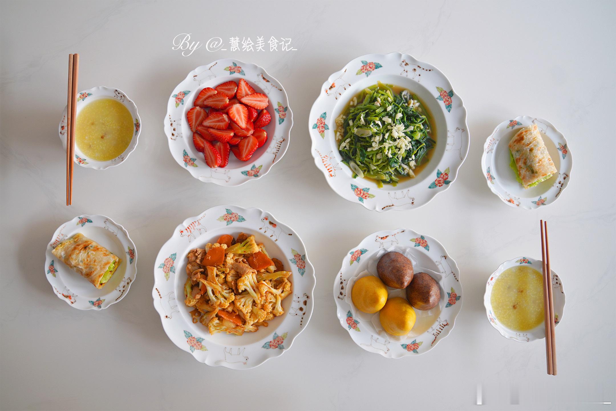 吃晚饭~干锅菜花、凉拌菠菜、杂粮窝窝头、手抓饼、小米绿豆粥、草莓~#好好吃饭##