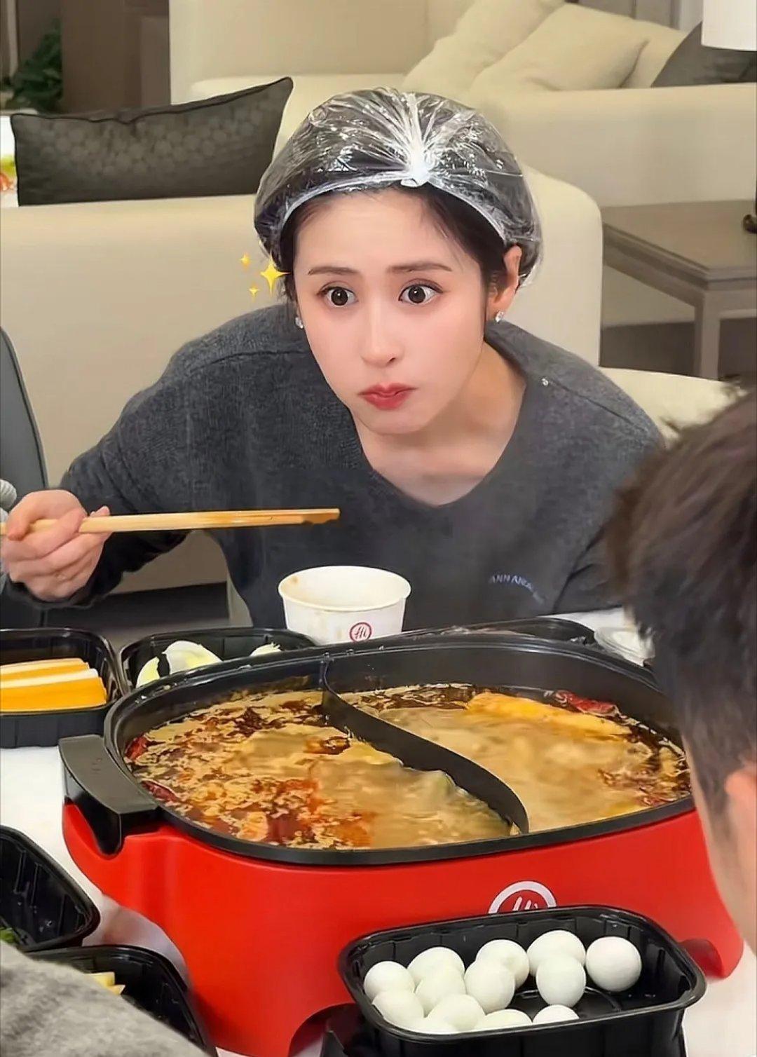 颖儿请客邀请团队工作人员吃火锅，怕头发上面沾到火锅味，还特意戴了一层头套，女明星