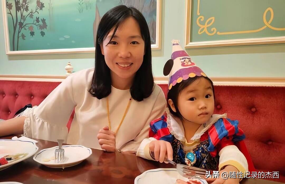 李晓霞没有王楠颜值高，气质也比较一般，不是张怡宁高冷的那种，但她嫁给老公很幸福，