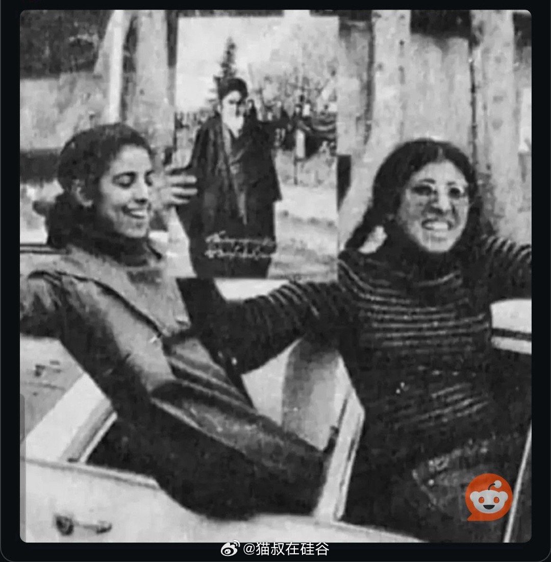 1979年2月，伊朗女学生举着精神领袖霍梅尼的画像，庆祝伊朗革命成功推翻巴列维王