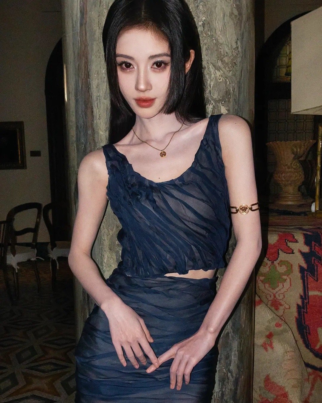 鞠婧祎动作很扭捏，头显得很大… ​​​