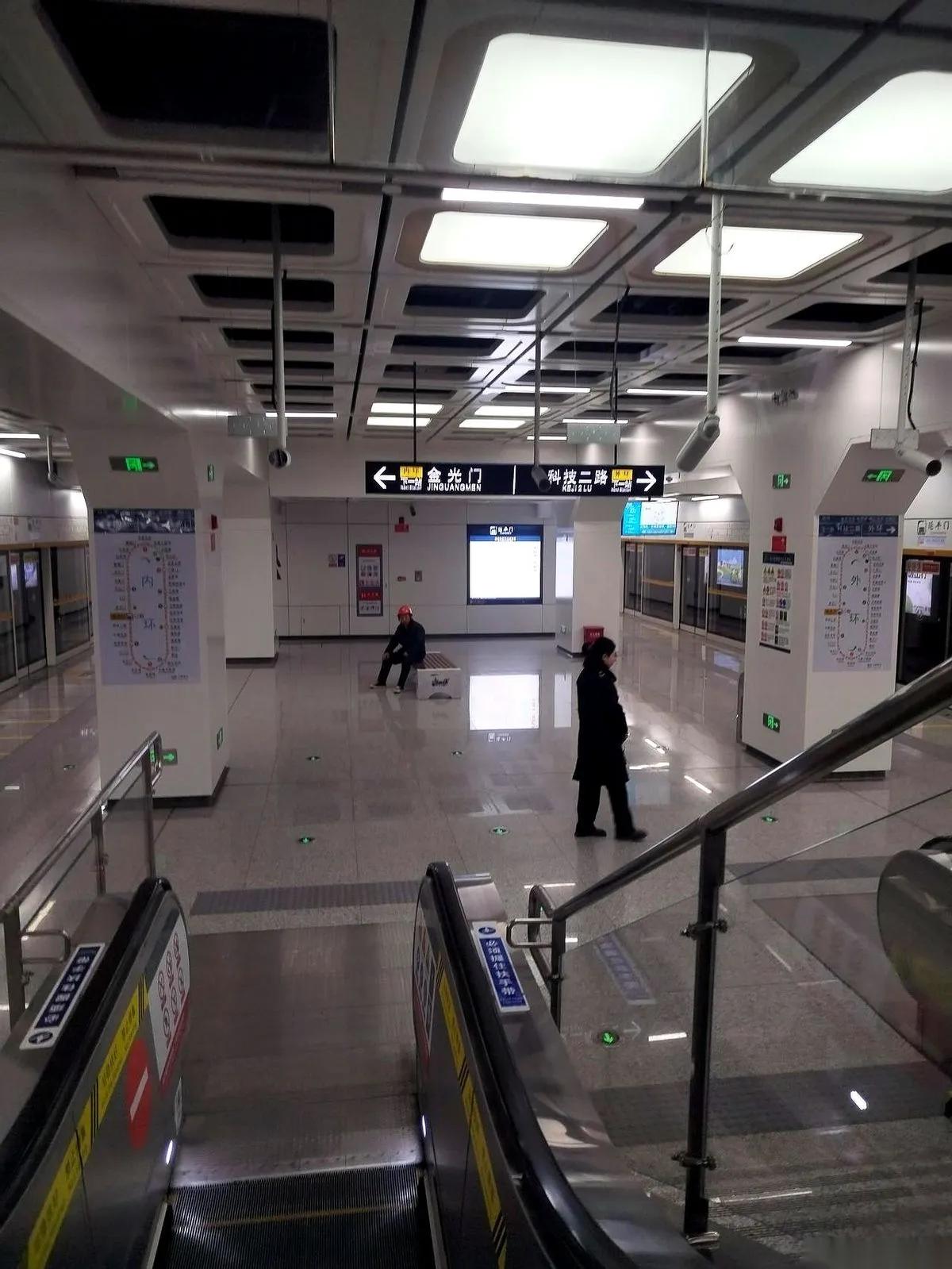 西安，昨晚，又一栋宿舍楼下拉起的警戒线，像一道冰冷的分割线，隔开了校园的喧嚣和一