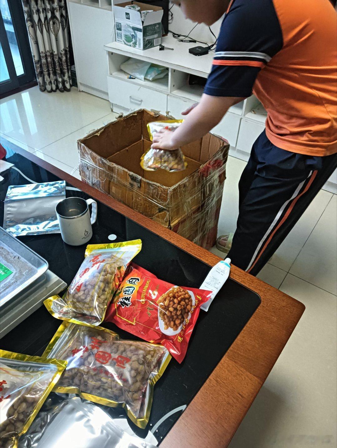 小宝今天六点就自己起床了，离放暑假还有两天！我们家两个越是放假起得越早！有个勤劳